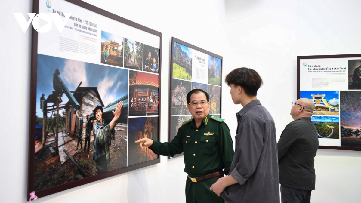 Border life vividly depicted at Hanoi photo exhibition